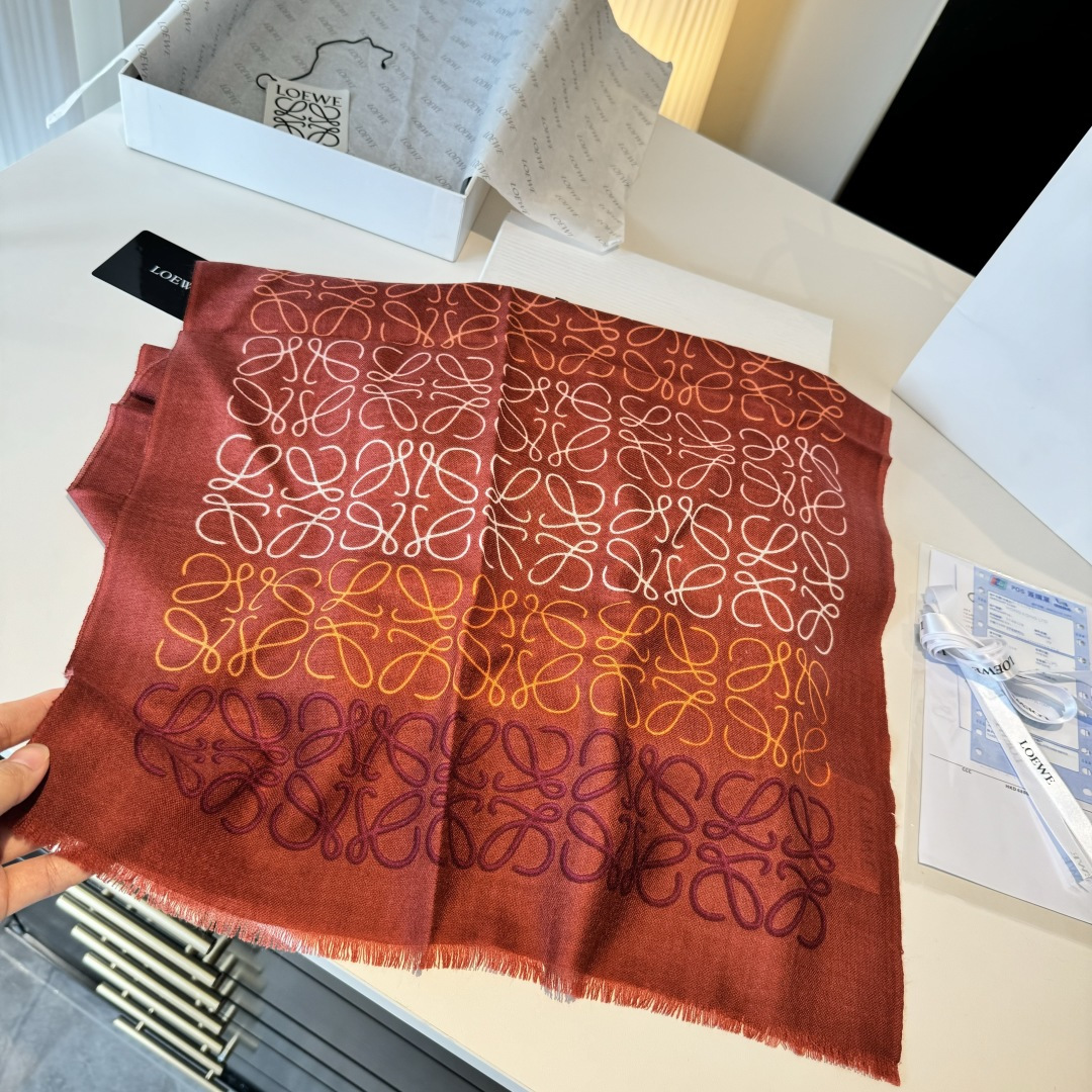   LOEWE❤️ 作为西班牙🇪🇸的顶尖奢侈品牌，散发独特的西班牙贵族气息，低调有内涵‼️ 
本款为巴塞