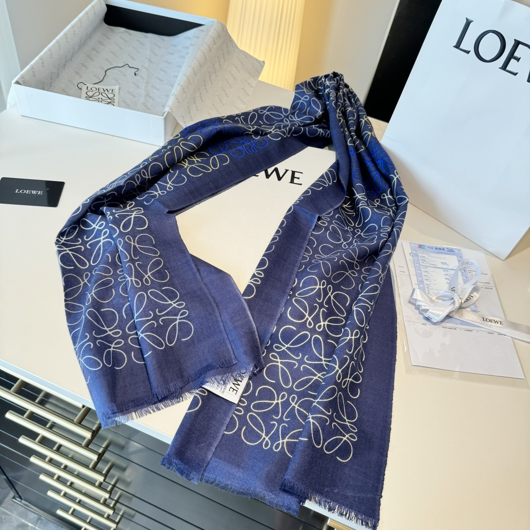  LOEWE❤️ 作为西班牙🇪🇸的顶尖奢侈品牌，散发独特的西班牙贵族气息，低调有内涵‼️ 
本款为巴塞罗