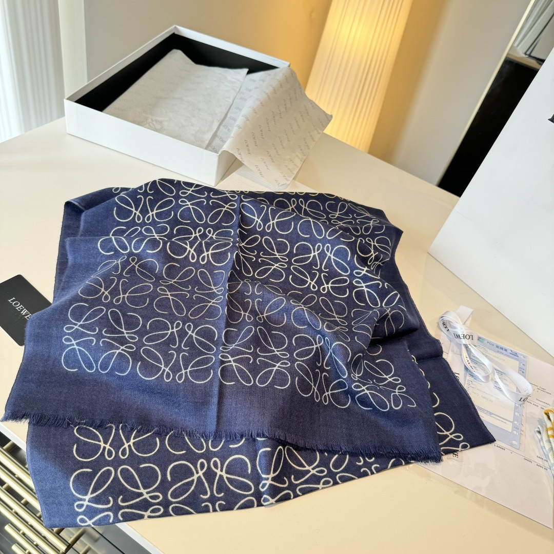  LOEWE❤️ 作为西班牙🇪🇸的顶尖奢侈品牌，散发独特的西班牙贵族气息，低调有内涵‼️ 
本款为巴塞罗