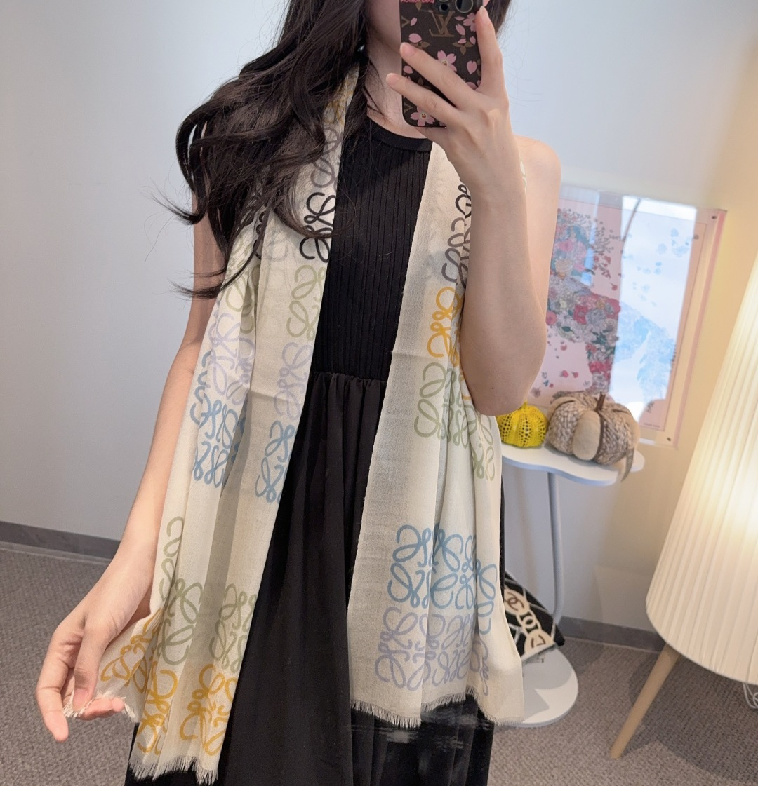  LOEWE❤️ 作为西班牙🇪🇸的顶尖奢侈品牌，散发独特的西班牙贵族气息，低调有内涵‼️ 
本款为巴塞罗