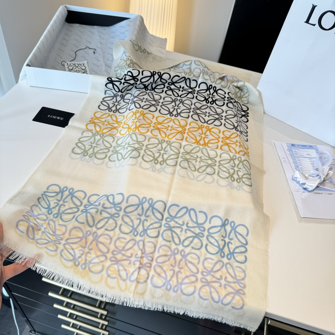  LOEWE❤️ 作为西班牙🇪🇸的顶尖奢侈品牌，散发独特的西班牙贵族气息，低调有内涵‼️ 
本款为巴塞罗