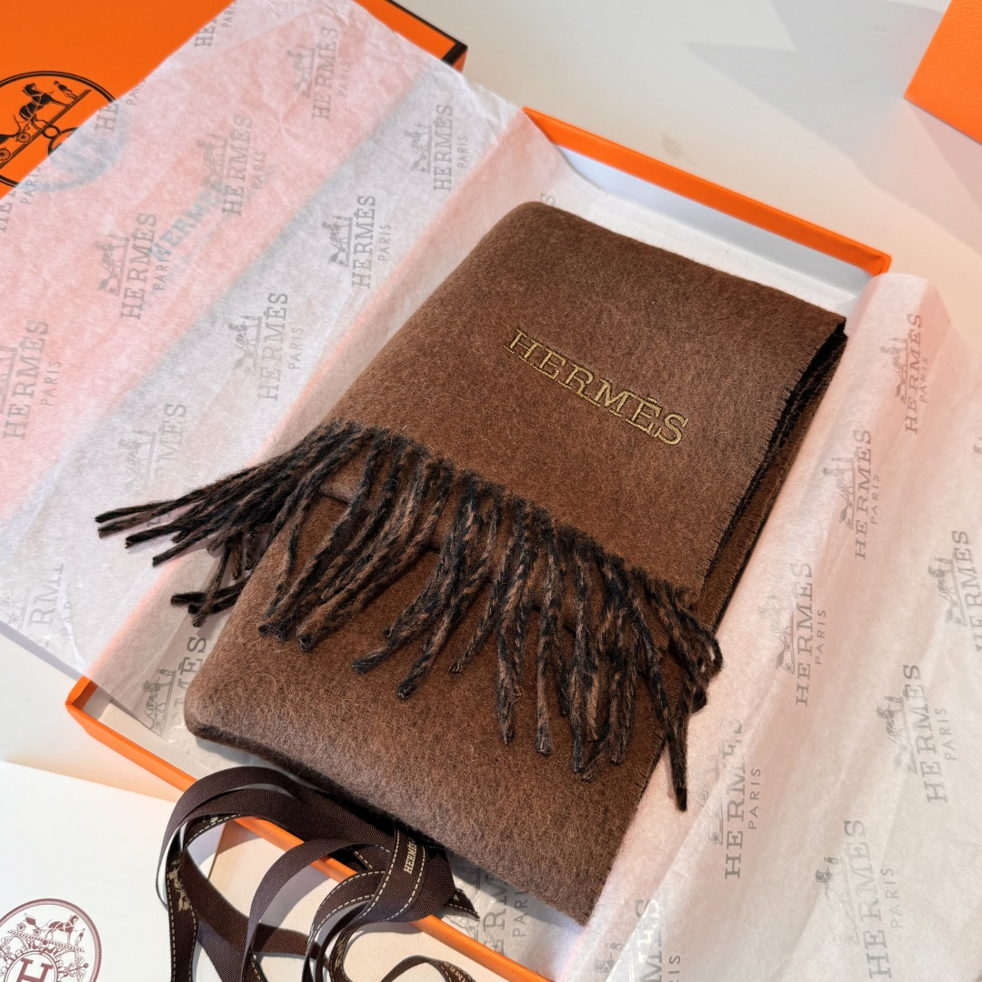  HERMFS【爱马仕】巴黎时装展双面羊绒围巾！采用蒙古高原细羊绒！手感满满地都是细腻的绒毛！这个价格绝