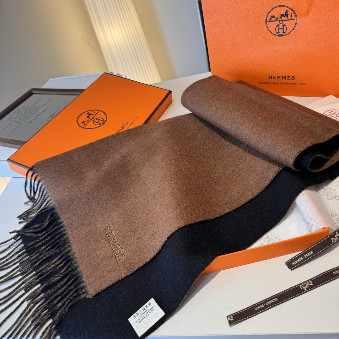  HERMFS【爱马仕】巴黎时装展双面羊绒围巾！采用蒙古高原细羊绒！手感满满地都是细腻的绒毛！这个价格绝