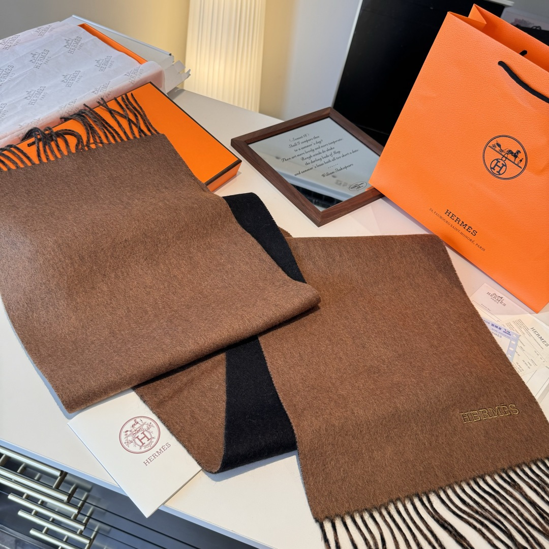  HERMFS【爱马仕】巴黎时装展双面羊绒围巾！采用蒙古高原细羊绒！手感满满地都是细腻的绒毛！这个价格绝