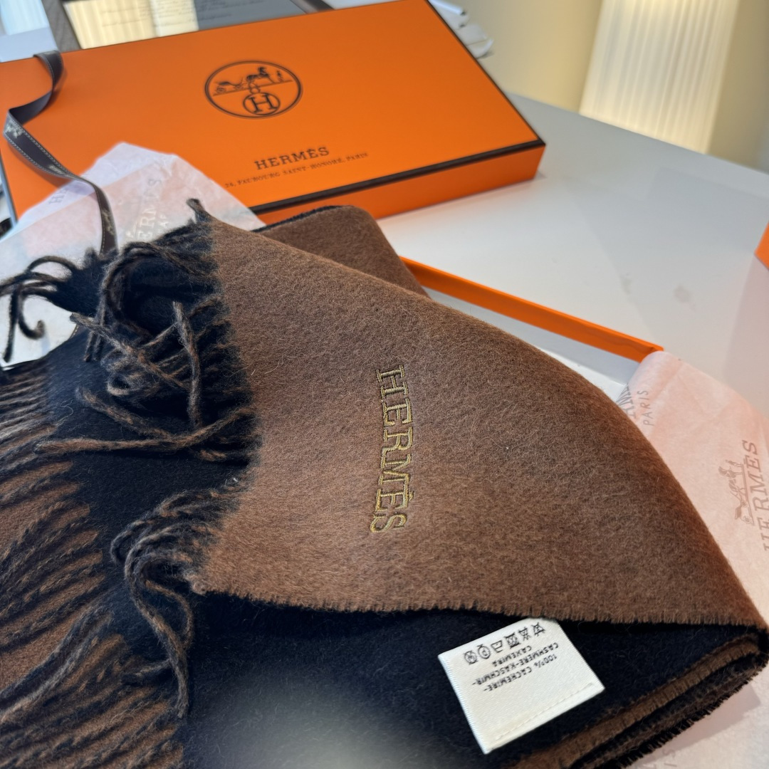  HERMFS【爱马仕】巴黎时装展双面羊绒围巾！采用蒙古高原细羊绒！手感满满地都是细腻的绒毛！这个价格绝