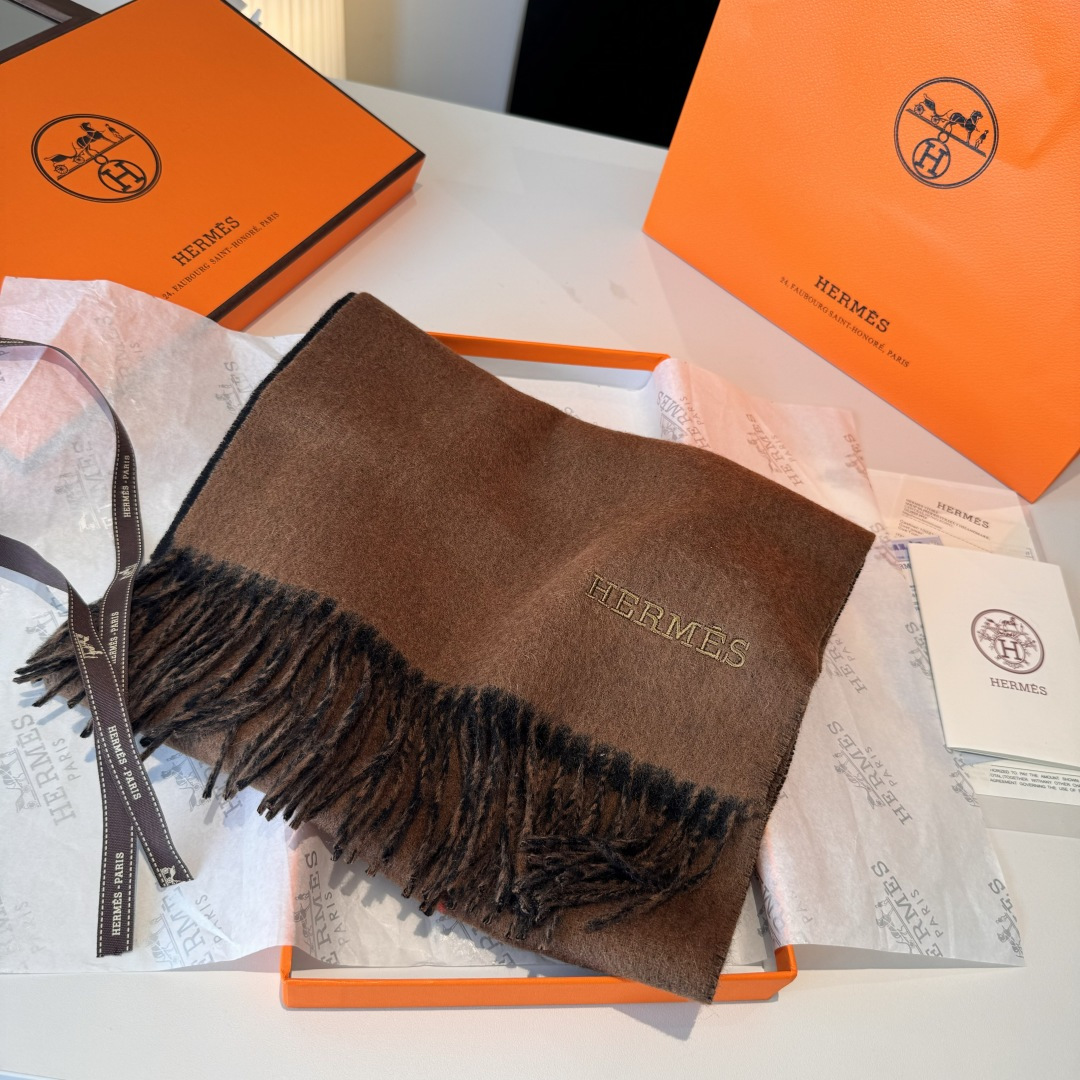  HERMFS【爱马仕】巴黎时装展双面羊绒围巾！采用蒙古高原细羊绒！手感满满地都是细腻的绒毛！这个价格绝
