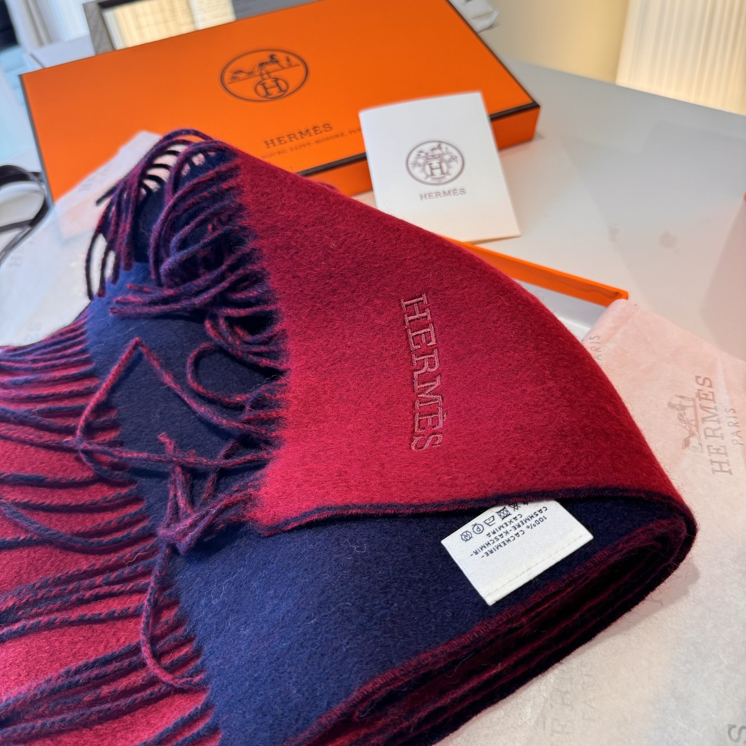  HERMFS【爱马仕】巴黎时装展双面羊绒围巾！采用蒙古高原细羊绒！手感满满地都是细腻的绒毛！这个价格绝
