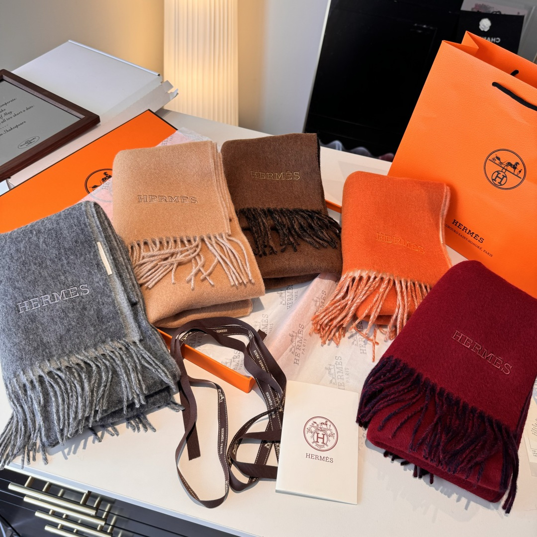  HERMFS【爱马仕】巴黎时装展双面羊绒围巾！采用蒙古高原细羊绒！手感满满地都是细腻的绒毛！这个价格绝