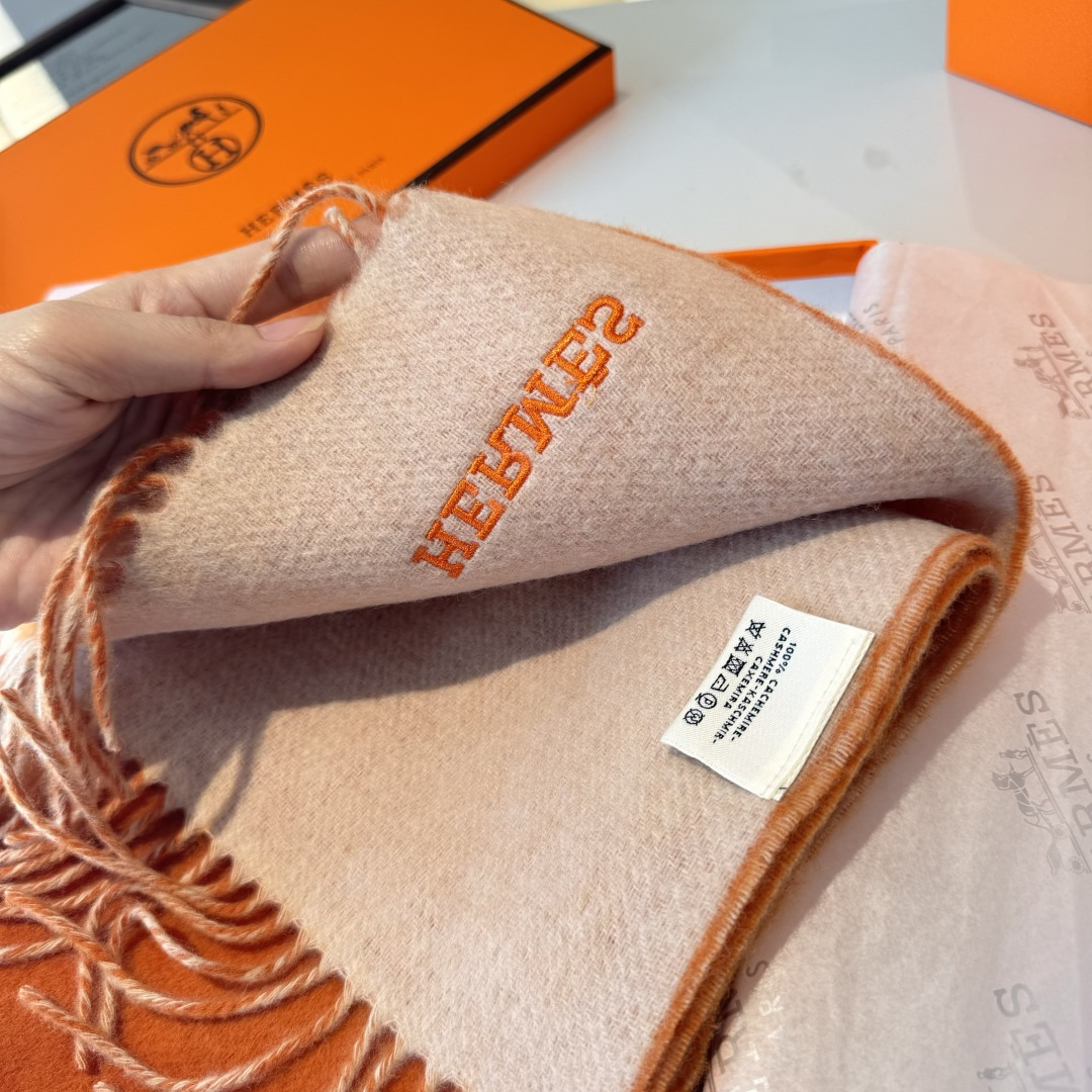  HERMFS【爱马仕】巴黎时装展双面羊绒围巾！采用蒙古高原细羊绒！手感满满地都是细腻的绒毛！这个价格绝