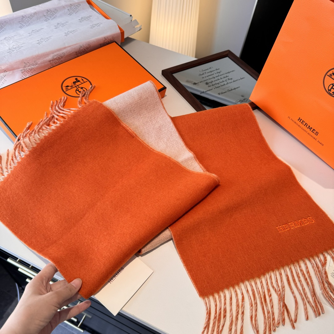  HERMFS【爱马仕】巴黎时装展双面羊绒围巾！采用蒙古高原细羊绒！手感满满地都是细腻的绒毛！这个价格绝