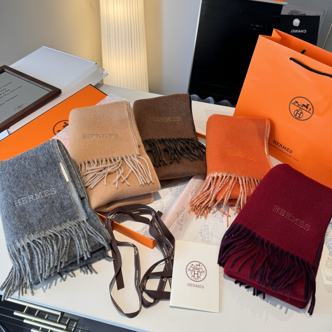  HERMFS【爱马仕】巴黎时装展双面羊绒围巾！采用蒙古高原细羊绒！手感满满地都是细腻的绒毛！这个价格绝