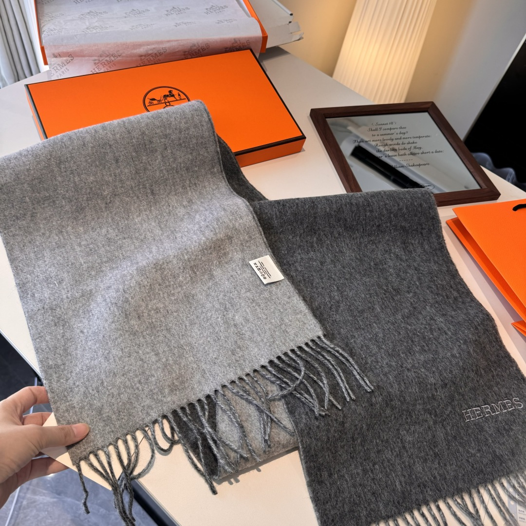  HERMFS【爱马仕】巴黎时装展双面羊绒围巾！采用蒙古高原细羊绒！手感满满地都是细腻的绒毛！这个价格绝