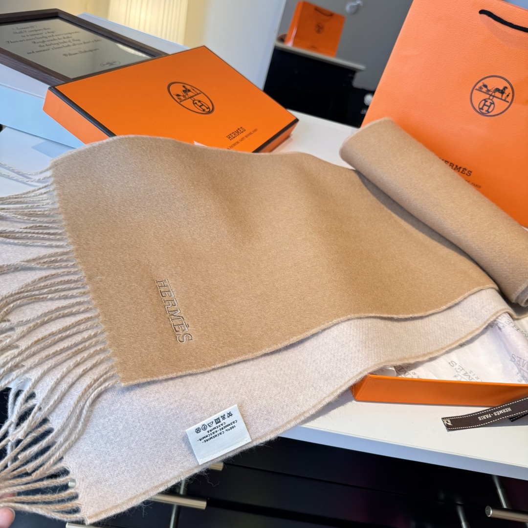  HERMFS【爱马仕】巴黎时装展双面羊绒围巾！采用蒙古高原细羊绒！手感满满地都是细腻的绒毛！这个价格绝