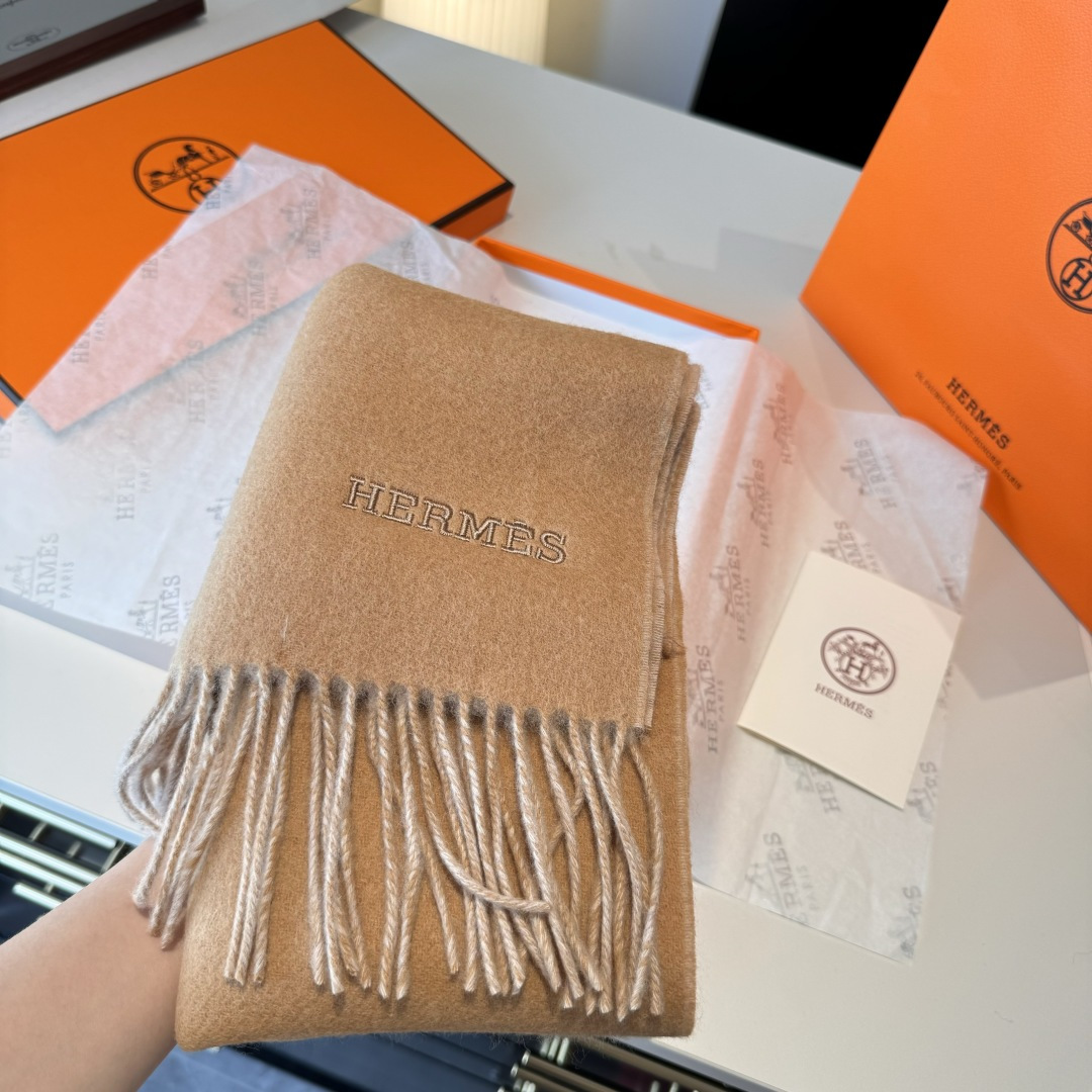  HERMFS【爱马仕】巴黎时装展双面羊绒围巾！采用蒙古高原细羊绒！手感满满地都是细腻的绒毛！这个价格绝