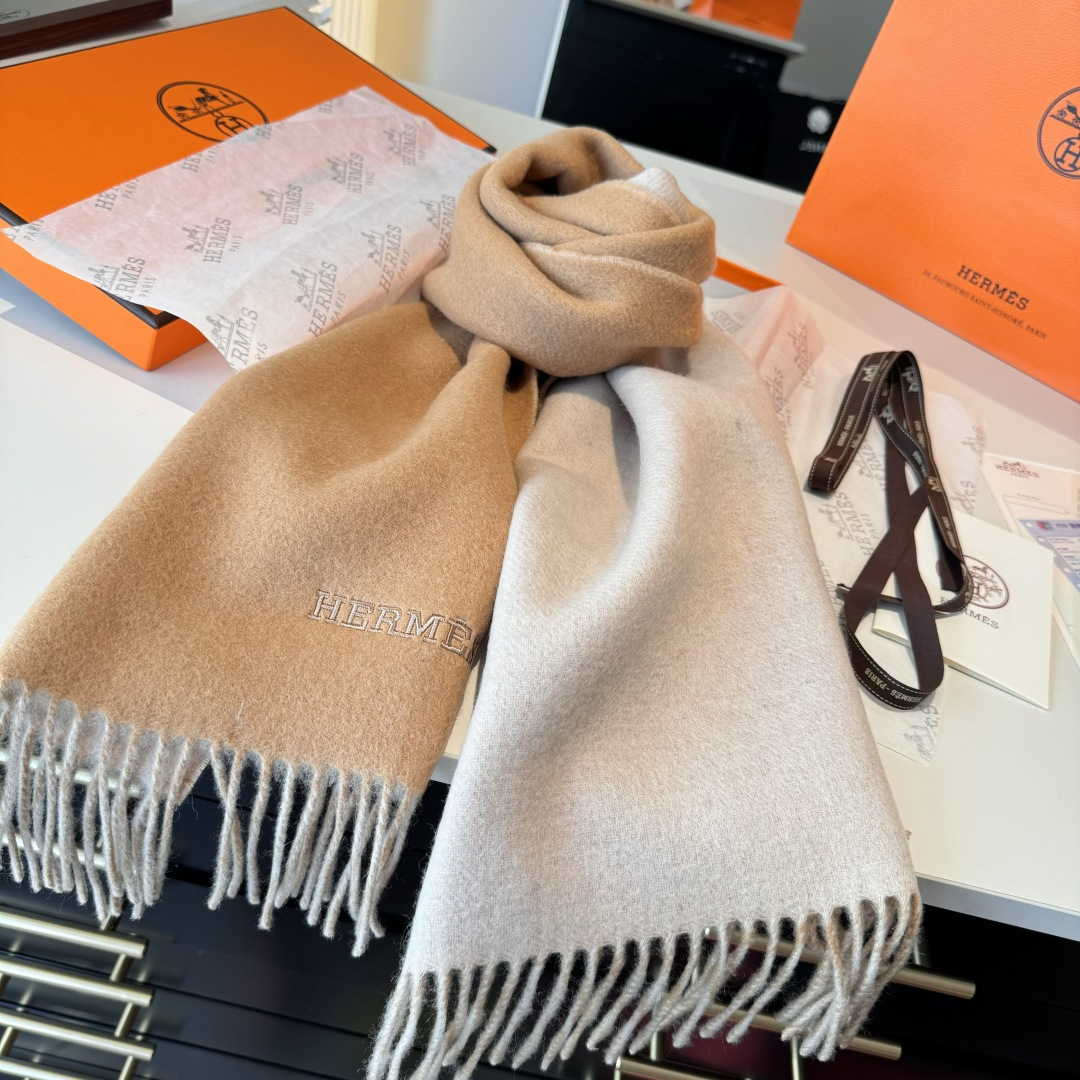  HERMFS【爱马仕】巴黎时装展双面羊绒围巾！采用蒙古高原细羊绒！手感满满地都是细腻的绒毛！这个价格绝