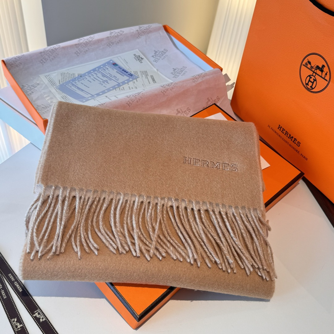  HERMFS【爱马仕】巴黎时装展双面羊绒围巾！采用蒙古高原细羊绒！手感满满地都是细腻的绒毛！这个价格绝