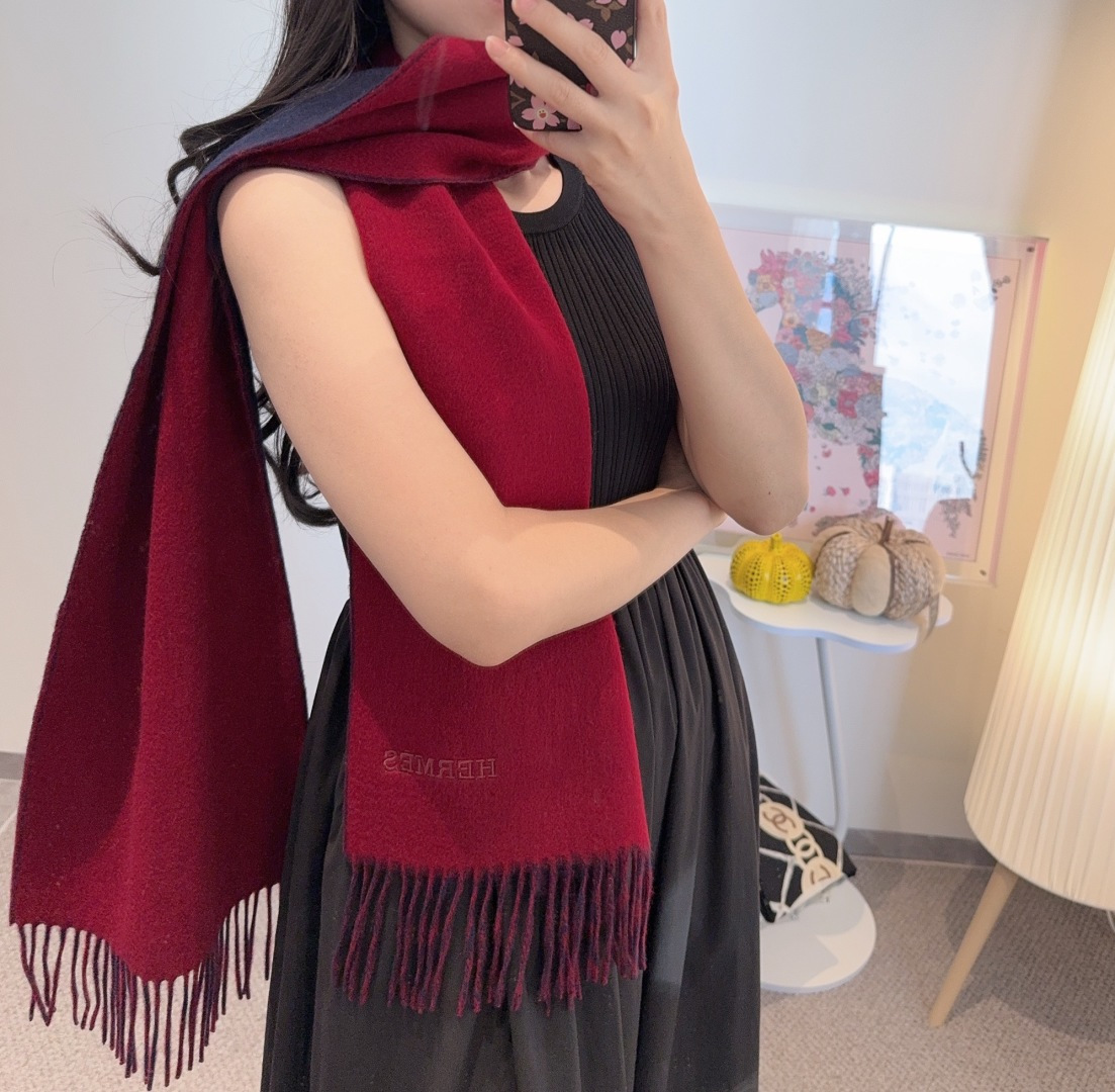  HERMFS【爱马仕】巴黎时装展双面羊绒围巾！采用蒙古高原细羊绒！手感满满地都是细腻的绒毛！这个价格绝