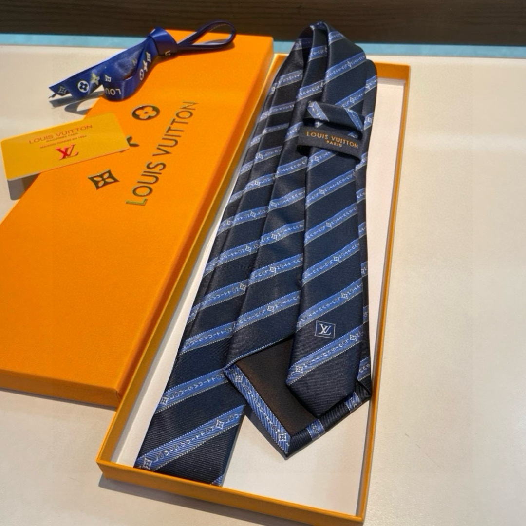 特价👏👏专柜同歩👔👔精致的小Logo提花，低调奢华大气的配色，这款领带将Lv标志性的Damier图案以同