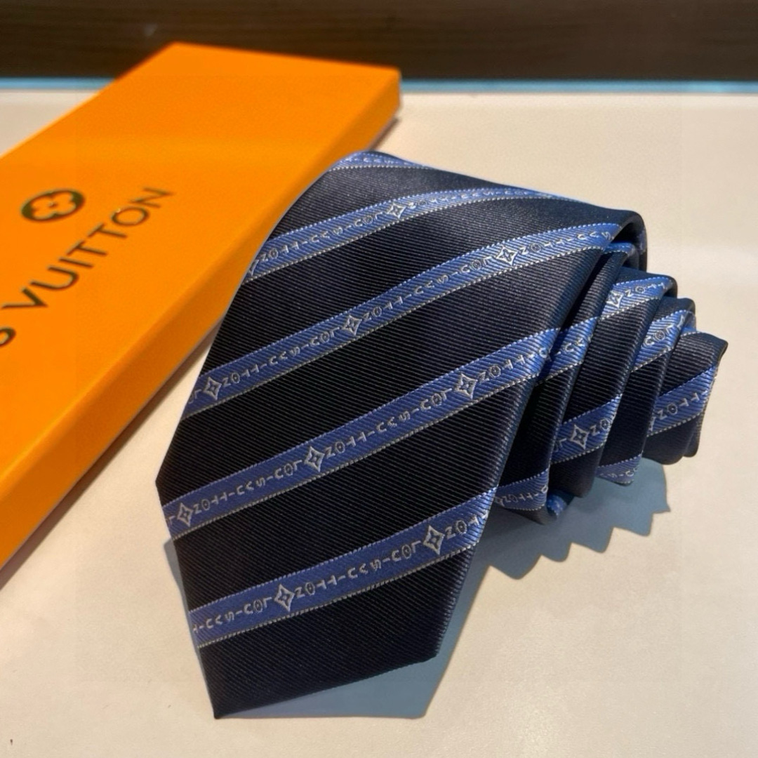 特价👏👏专柜同歩👔👔精致的小Logo提花，低调奢华大气的配色，这款领带将Lv标志性的Damier图案以同