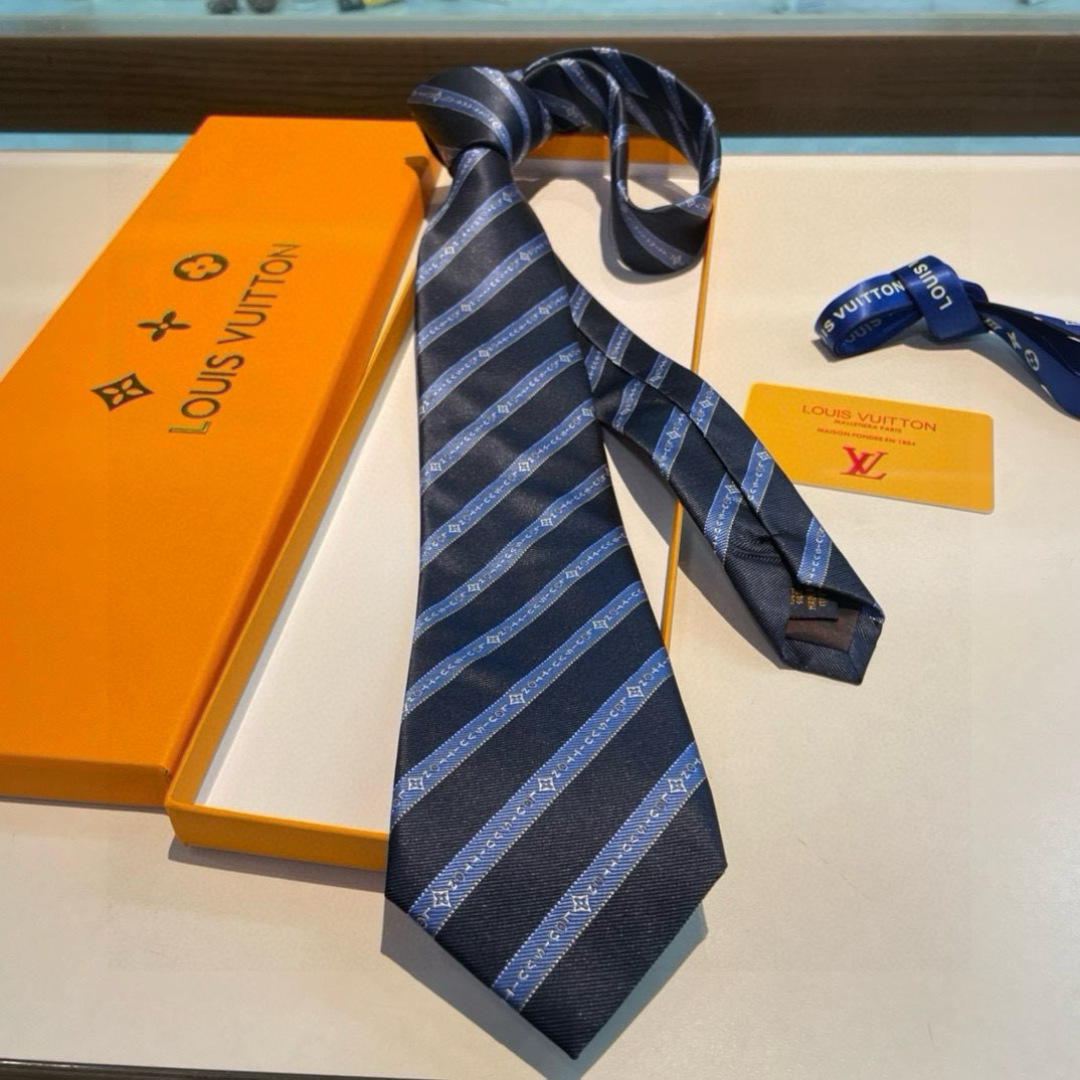 特价👏👏专柜同歩👔👔精致的小Logo提花，低调奢华大气的配色，这款领带将Lv标志性的Damier图案以同