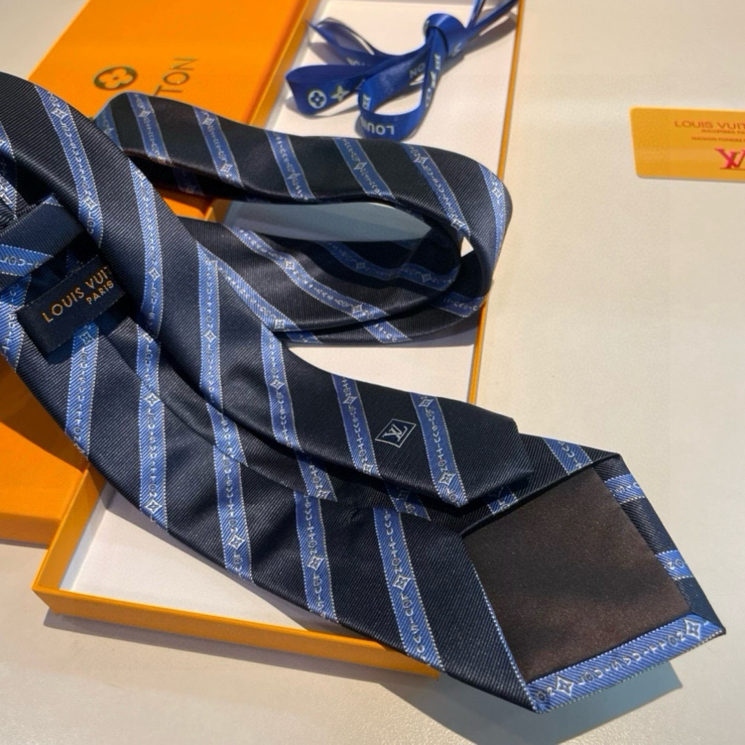 特价👏👏专柜同歩👔👔精致的小Logo提花，低调奢华大气的配色，这款领带将Lv标志性的Damier图案以同