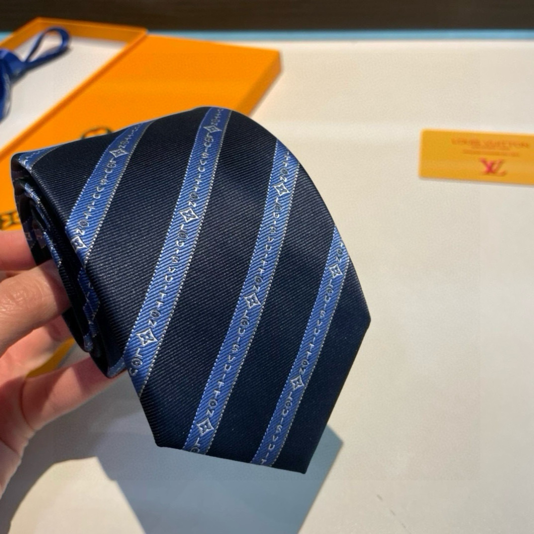 特价👏👏专柜同歩👔👔精致的小Logo提花，低调奢华大气的配色，这款领带将Lv标志性的Damier图案以同