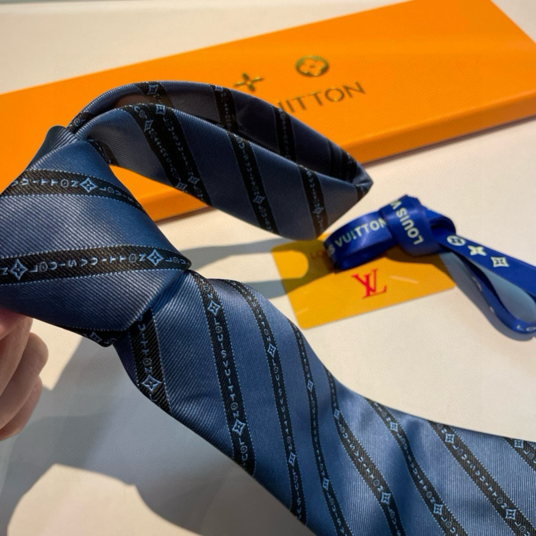 特价👏👏专柜同歩👔👔精致的小Logo提花，低调奢华大气的配色，这款领带将Lv标志性的Damier图案以同