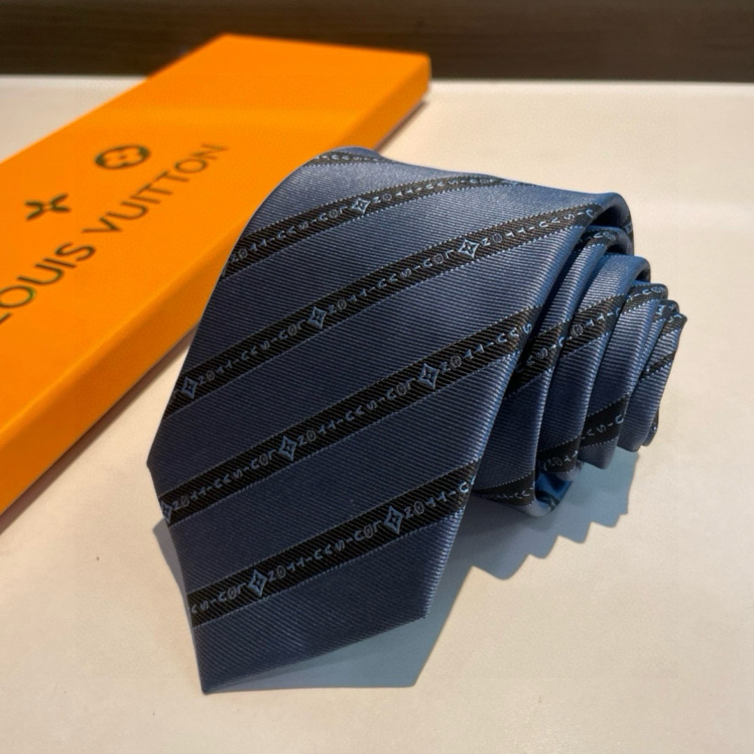 特价👏👏专柜同歩👔👔精致的小Logo提花，低调奢华大气的配色，这款领带将Lv标志性的Damier图案以同