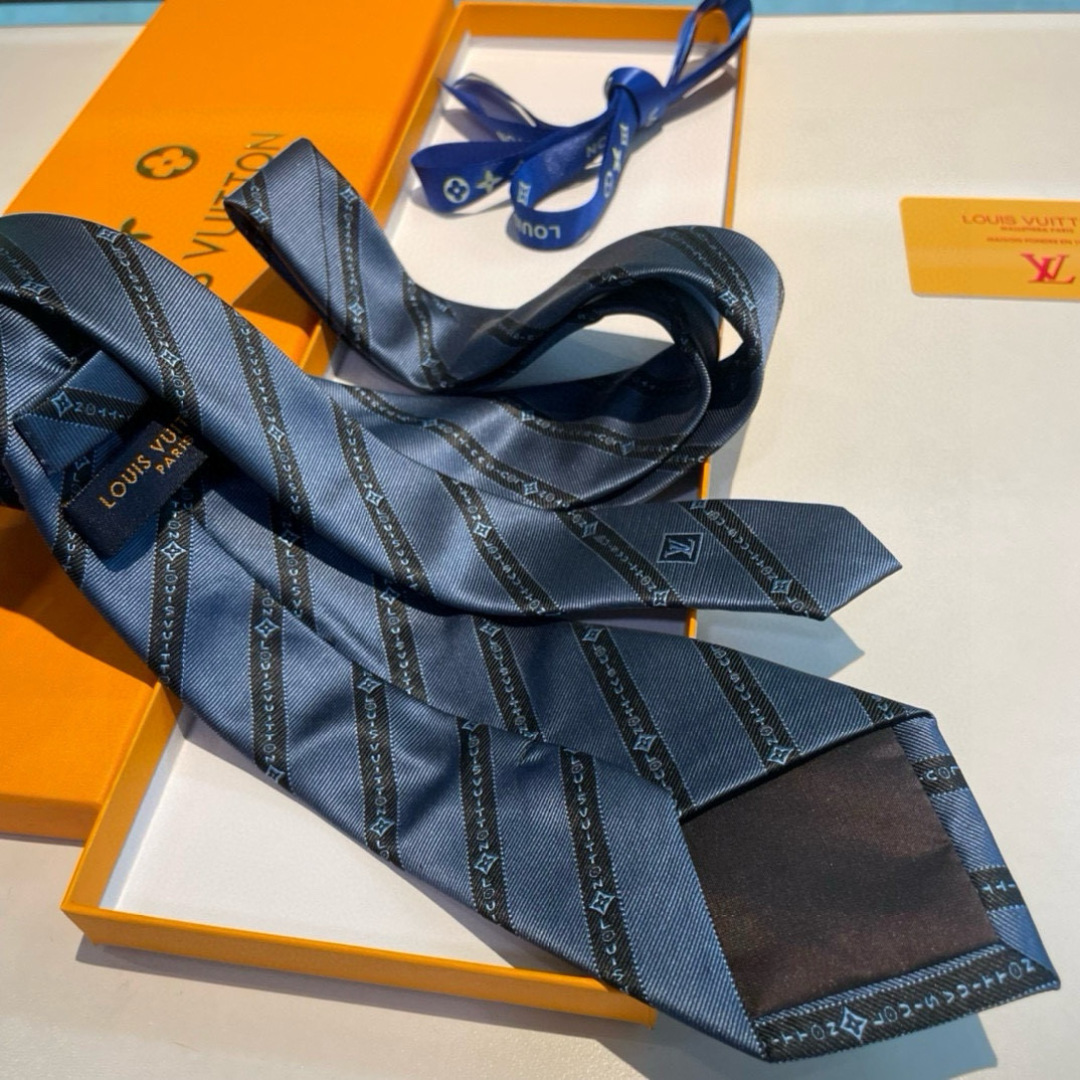 特价👏👏专柜同歩👔👔精致的小Logo提花，低调奢华大气的配色，这款领带将Lv标志性的Damier图案以同