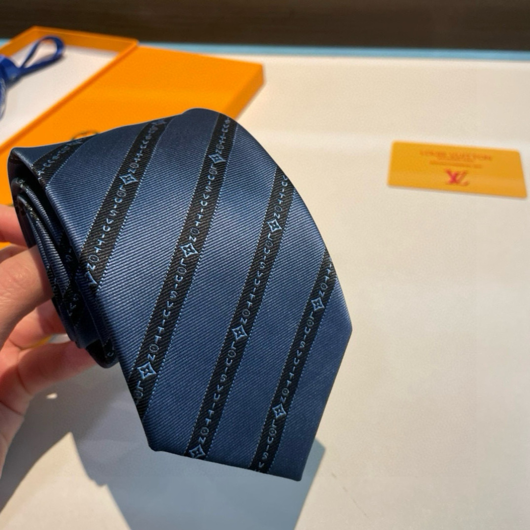 特价👏👏专柜同歩👔👔精致的小Logo提花，低调奢华大气的配色，这款领带将Lv标志性的Damier图案以同