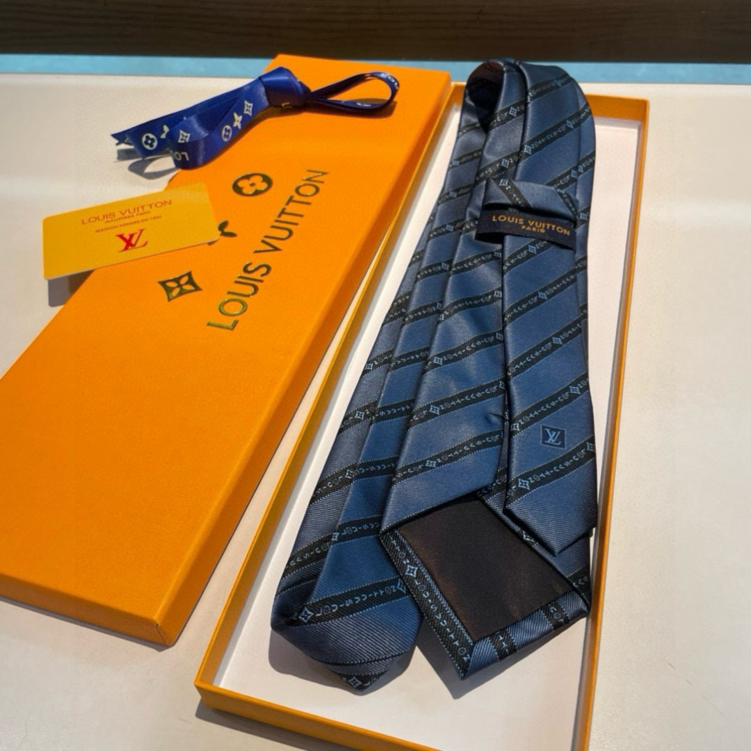 特价👏👏专柜同歩👔👔精致的小Logo提花，低调奢华大气的配色，这款领带将Lv标志性的Damier图案以同