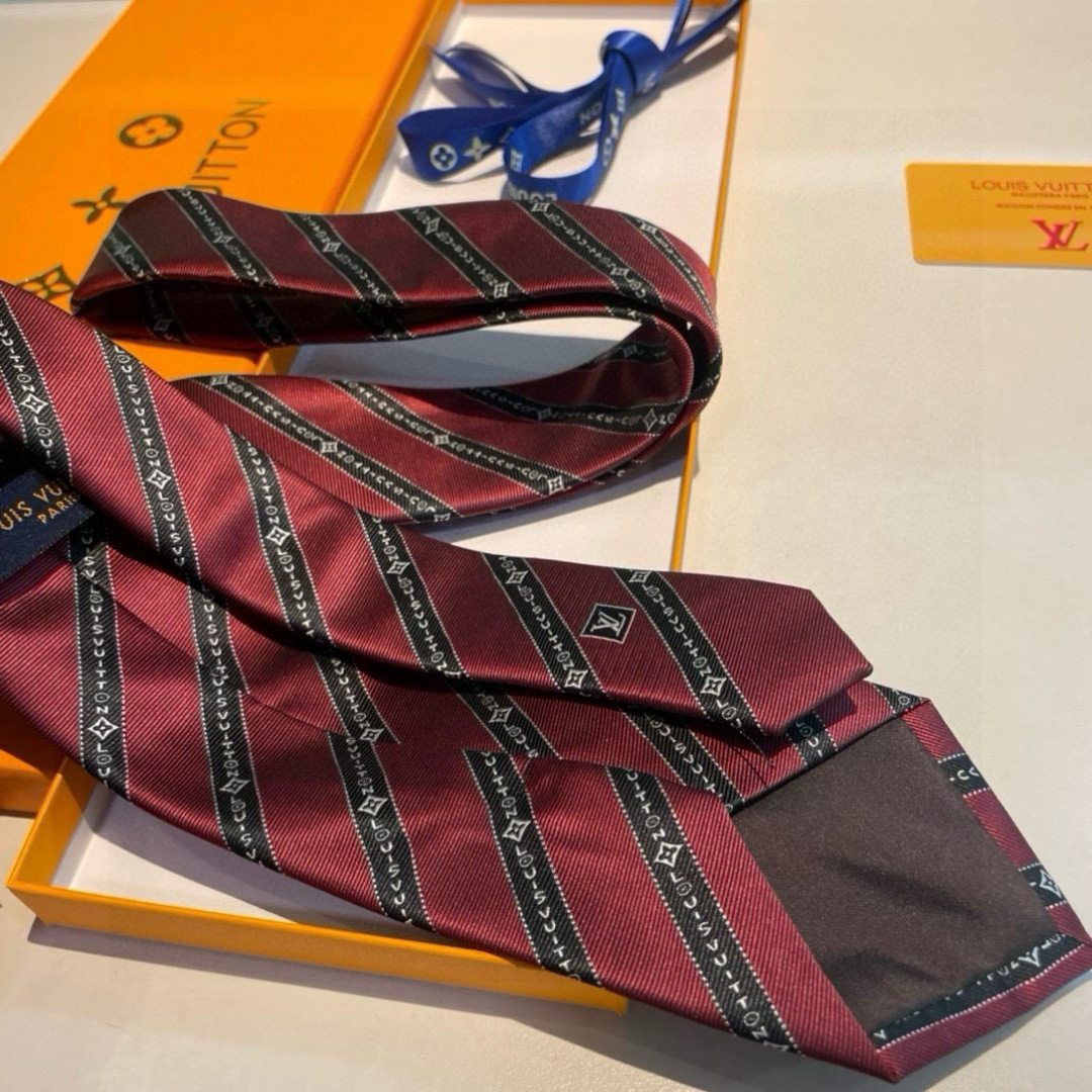 特价👏👏专柜同歩👔👔精致的小Logo提花，低调奢华大气的配色，这款领带将Lv标志性的Damier图案以同