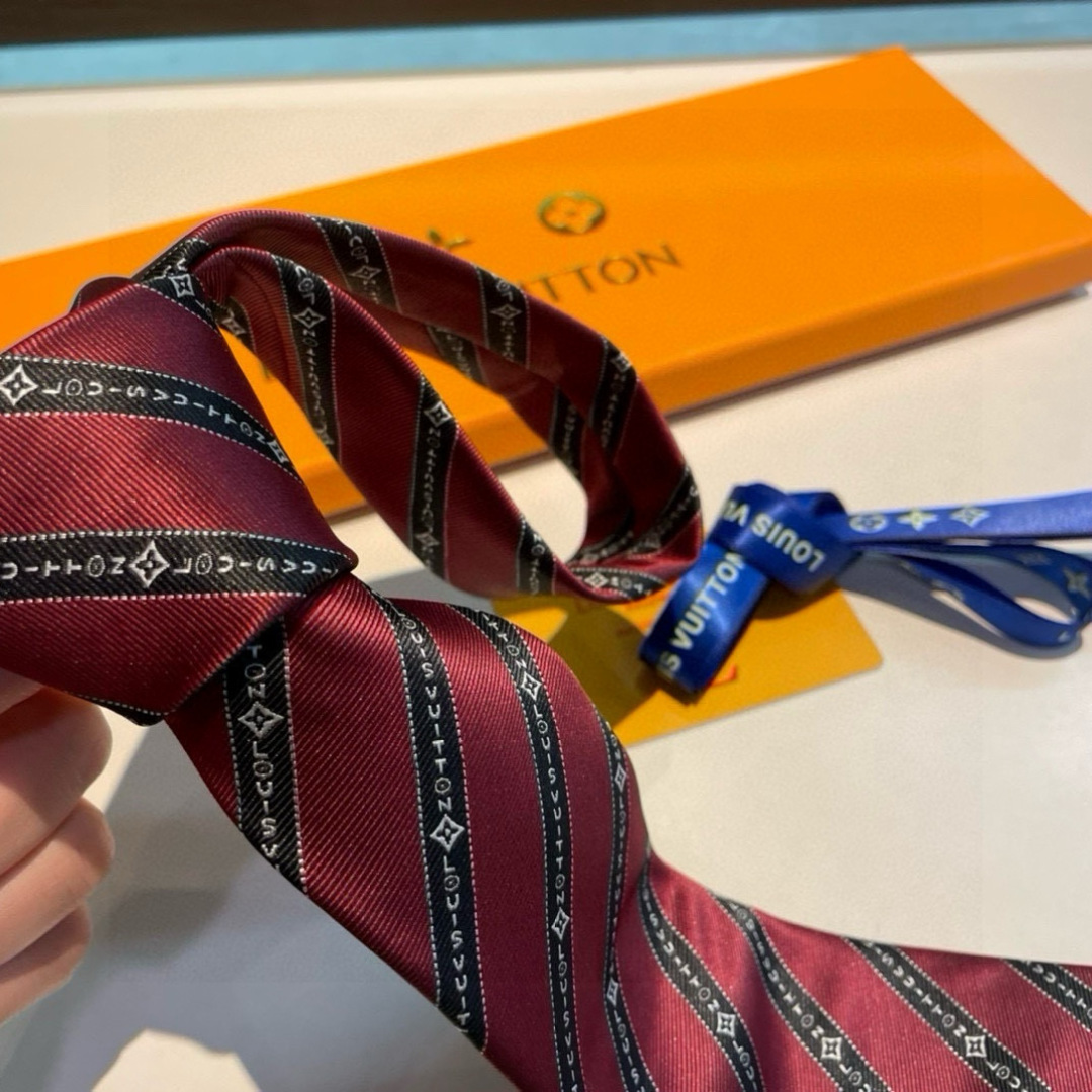 特价👏👏专柜同歩👔👔精致的小Logo提花，低调奢华大气的配色，这款领带将Lv标志性的Damier图案以同