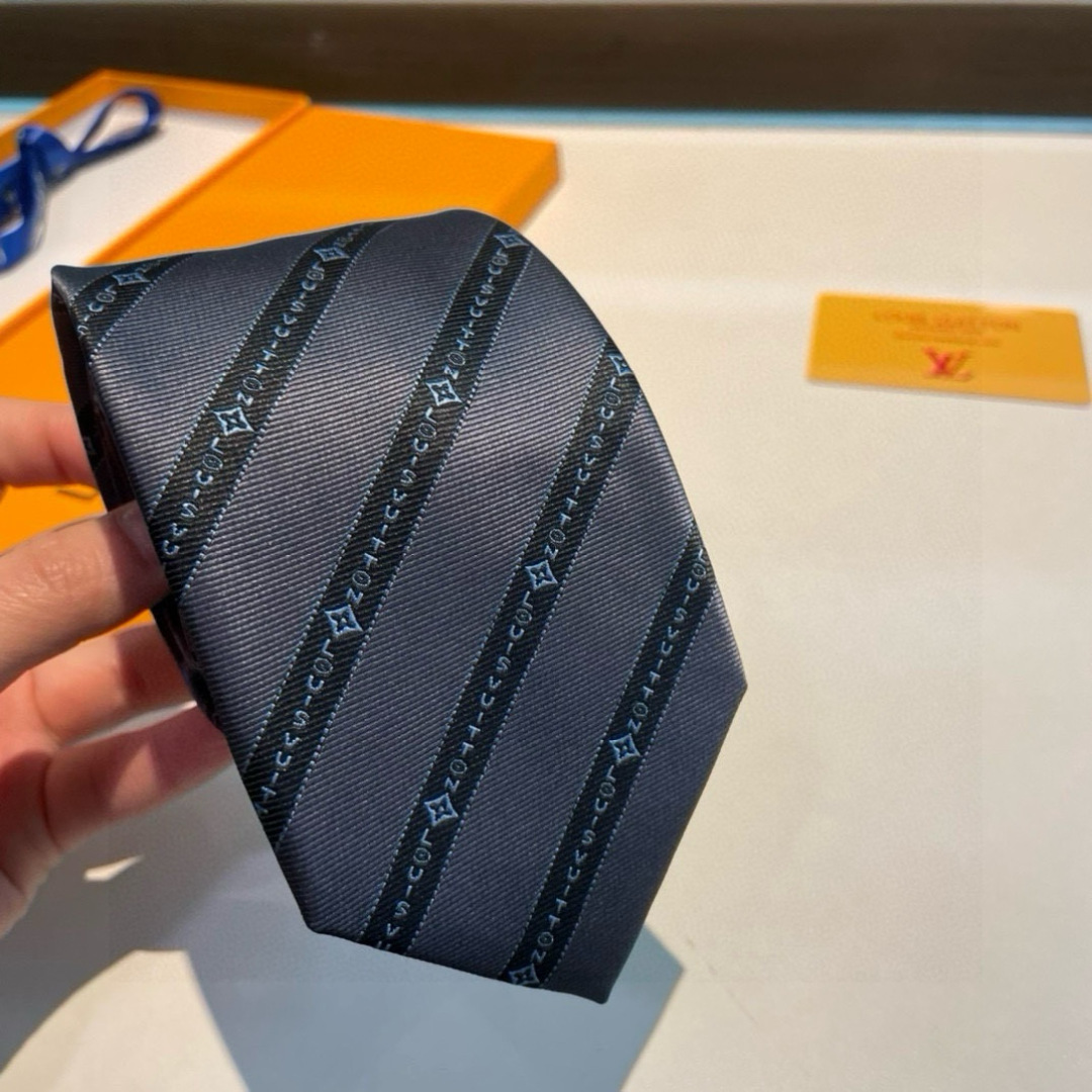 特价👏👏专柜同歩👔👔精致的小Logo提花，低调奢华大气的配色，这款领带将Lv标志性的Damier图案以同