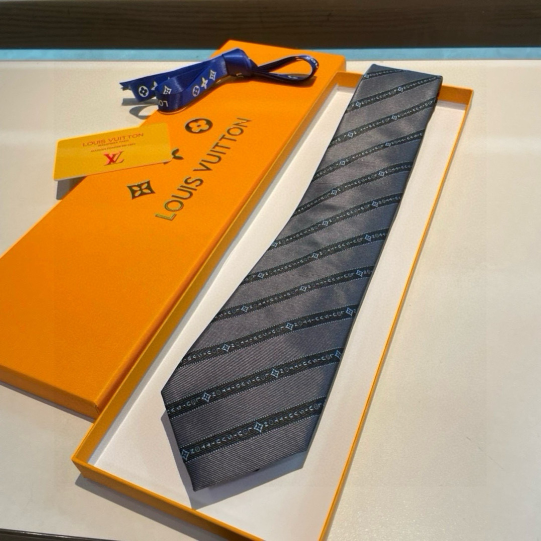 特价👏👏专柜同歩👔👔精致的小Logo提花，低调奢华大气的配色，这款领带将Lv标志性的Damier图案以同