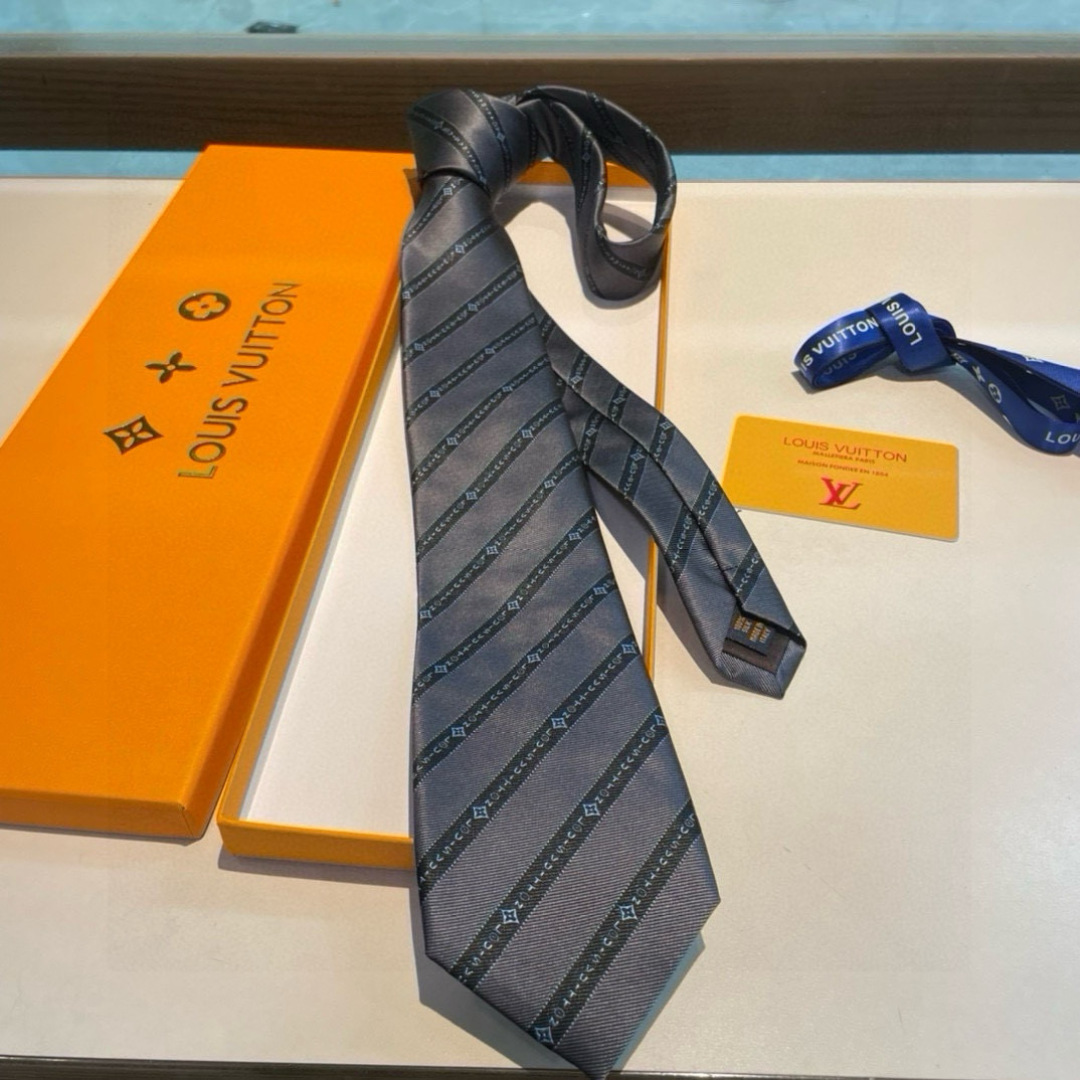特价👏👏专柜同歩👔👔精致的小Logo提花，低调奢华大气的配色，这款领带将Lv标志性的Damier图案以同