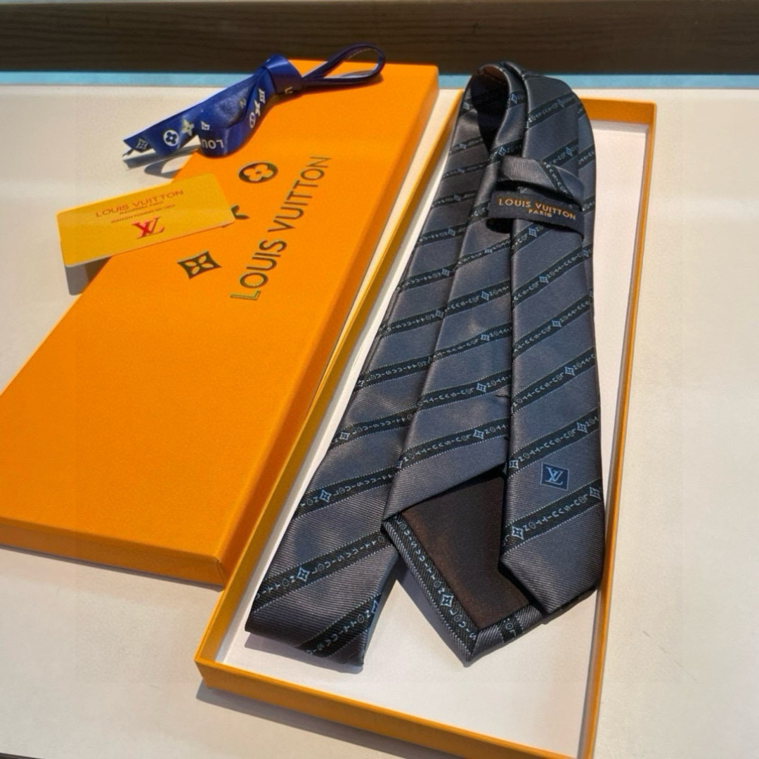特价👏👏专柜同歩👔👔精致的小Logo提花，低调奢华大气的配色，这款领带将Lv标志性的Damier图案以同