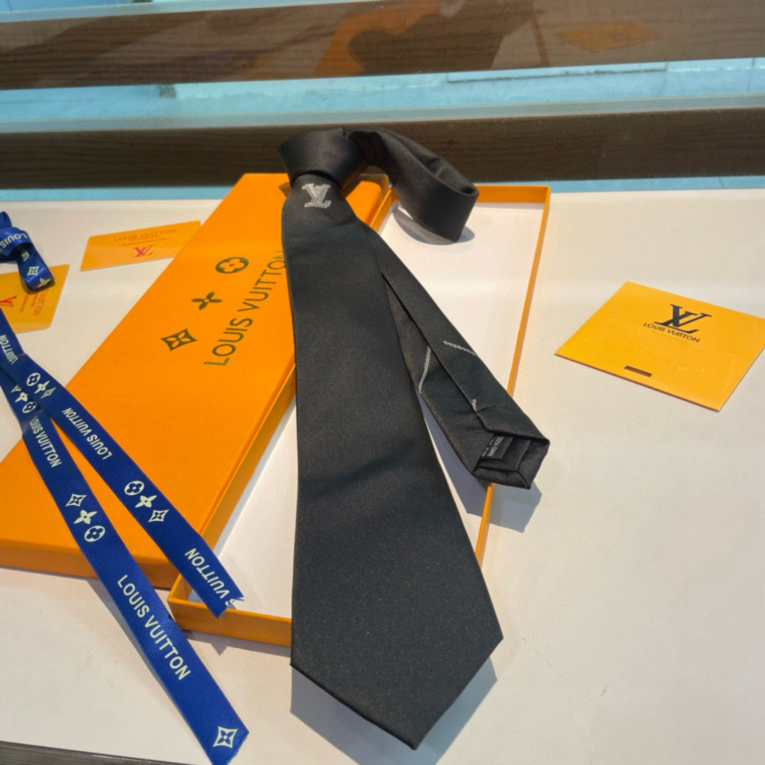 特价男士领带系列👔👔，稀有😻😻Monogram Classic领带将经典路易威登风格与精细做工有机结合。
