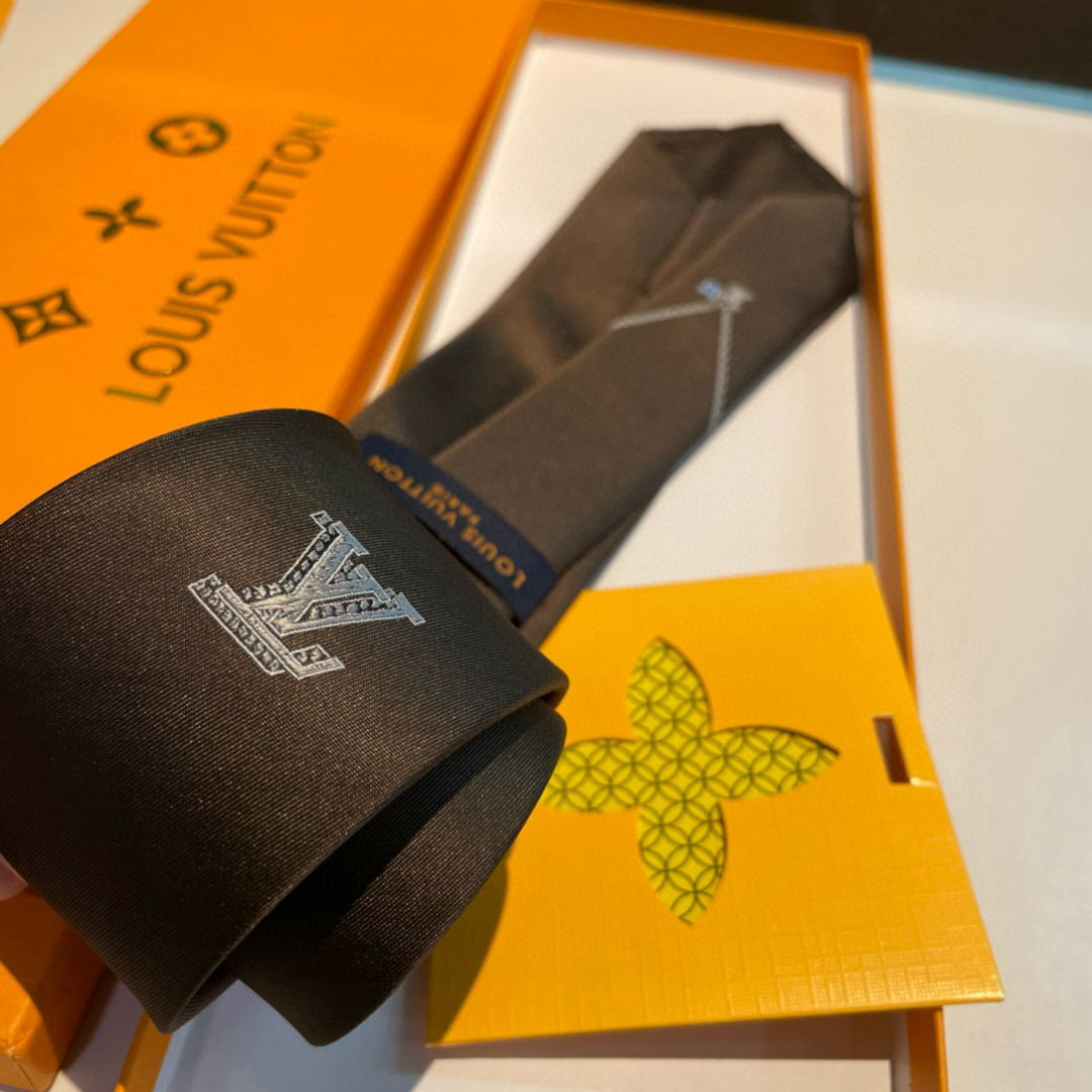特价男士领带系列👔👔，稀有😻😻Monogram Classic领带将经典路易威登风格与精细做工有机结合。