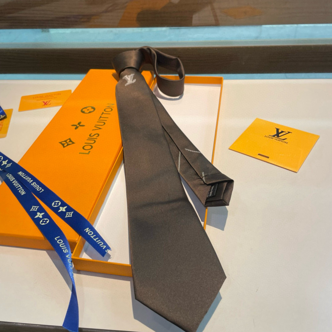 特价男士领带系列👔👔，稀有😻😻Monogram Classic领带将经典路易威登风格与精细做工有机结合。