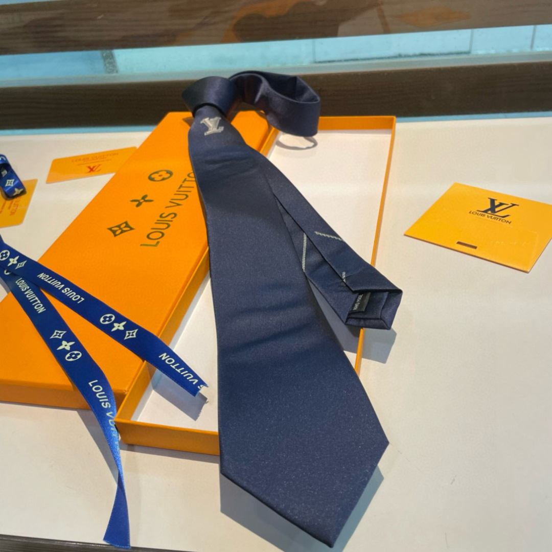 特价男士领带系列👔👔，稀有😻😻Monogram Classic领带将经典路易威登风格与精细做工有机结合。