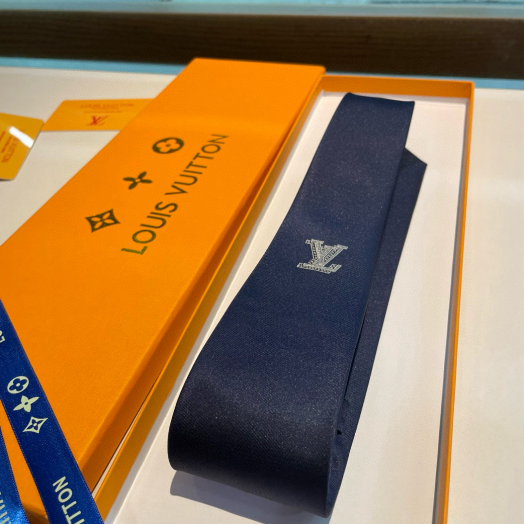特价男士领带系列👔👔，稀有😻😻Monogram Classic领带将经典路易威登风格与精细做工有机结合。