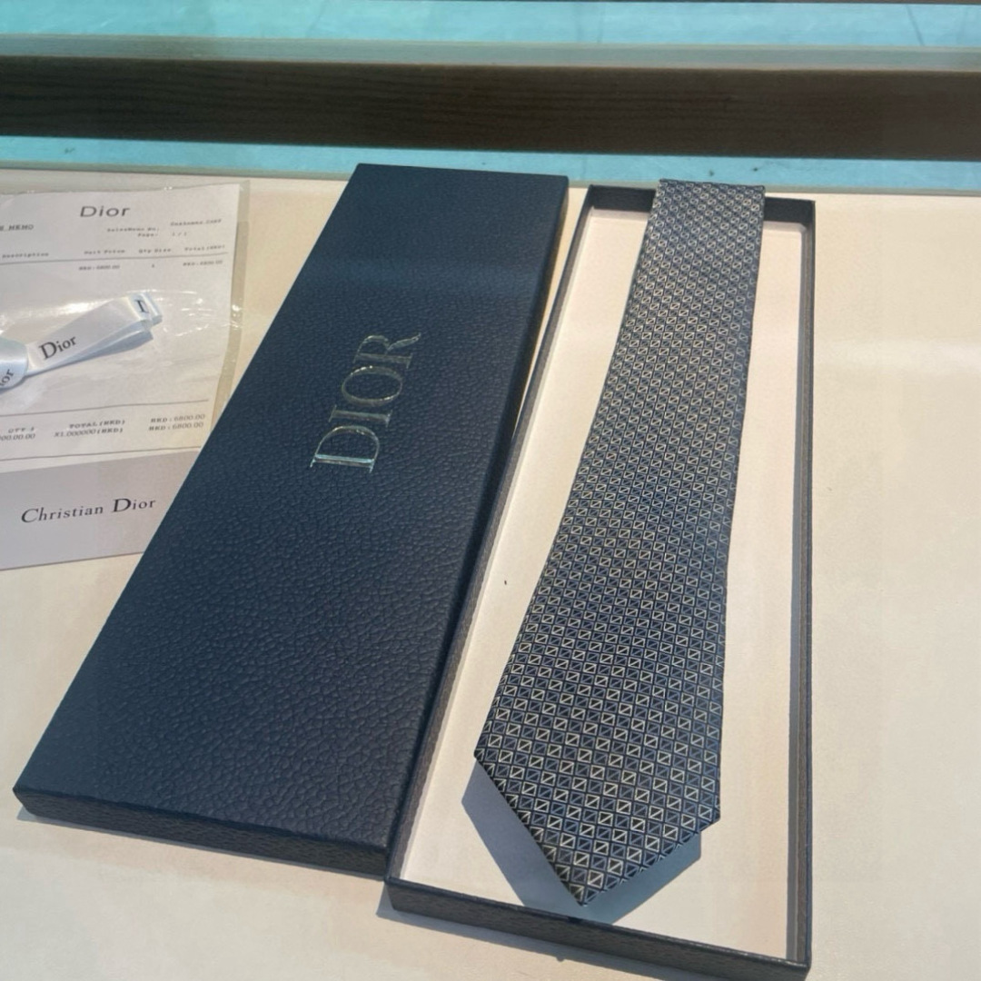 特价 👏👏Dior家新款领带 👔👔Dior男士蚕丝藤格纹领带 稀有😻😻展现精湛手工与时尚优雅理想选择，这