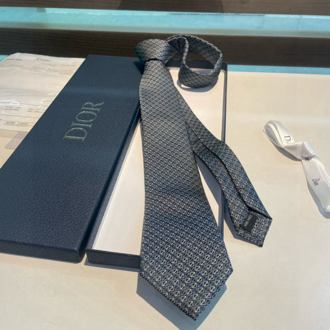 特价 👏👏Dior家新款领带 👔👔Dior男士蚕丝藤格纹领带 稀有😻😻展现精湛手工与时尚优雅理想选择，这