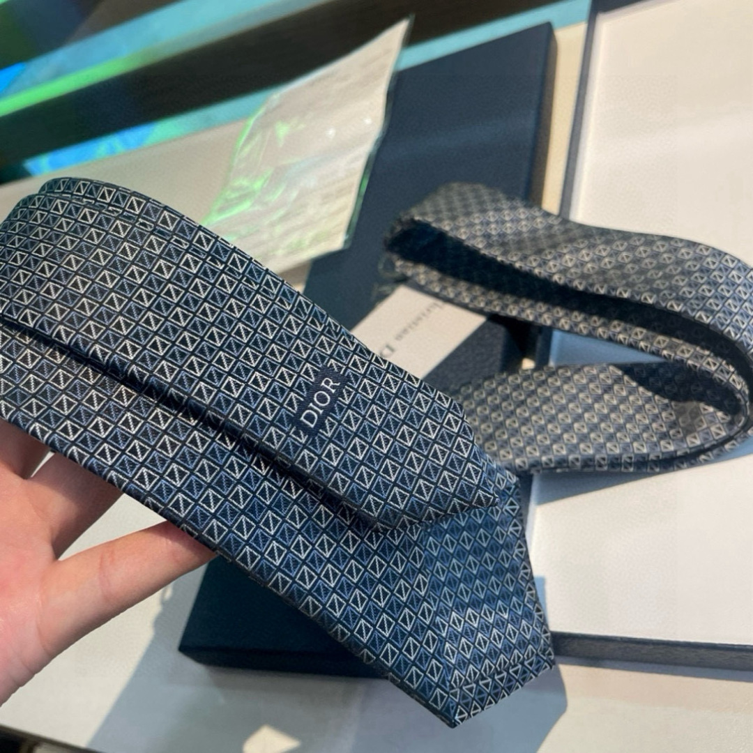 特价 👏👏Dior家新款领带 👔👔Dior男士蚕丝藤格纹领带 稀有😻😻展现精湛手工与时尚优雅理想选择，这