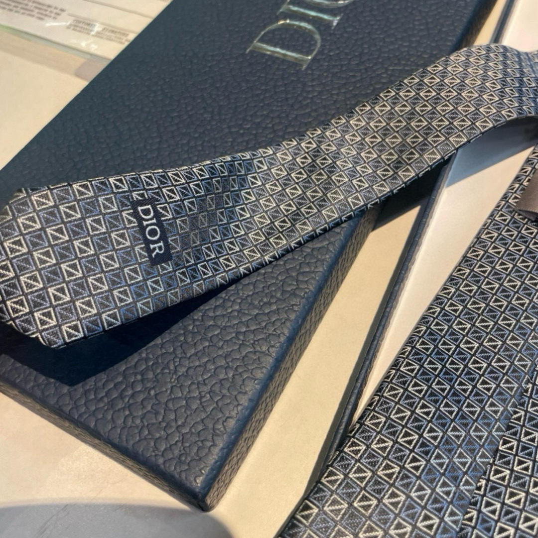 特价 👏👏Dior家新款领带 👔👔Dior男士蚕丝藤格纹领带 稀有😻😻展现精湛手工与时尚优雅理想选择，这