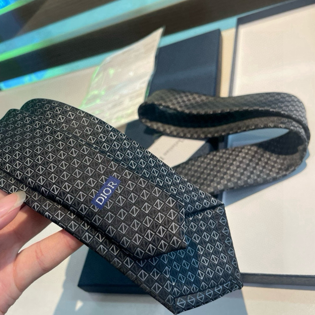 特价 👏👏Dior家新款领带 👔👔Dior男士蚕丝藤格纹领带 稀有😻😻展现精湛手工与时尚优雅理想选择，这