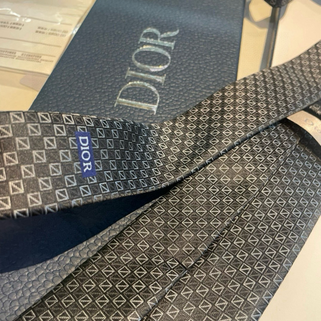 特价 👏👏Dior家新款领带 👔👔Dior男士蚕丝藤格纹领带 稀有😻😻展现精湛手工与时尚优雅理想选择，这