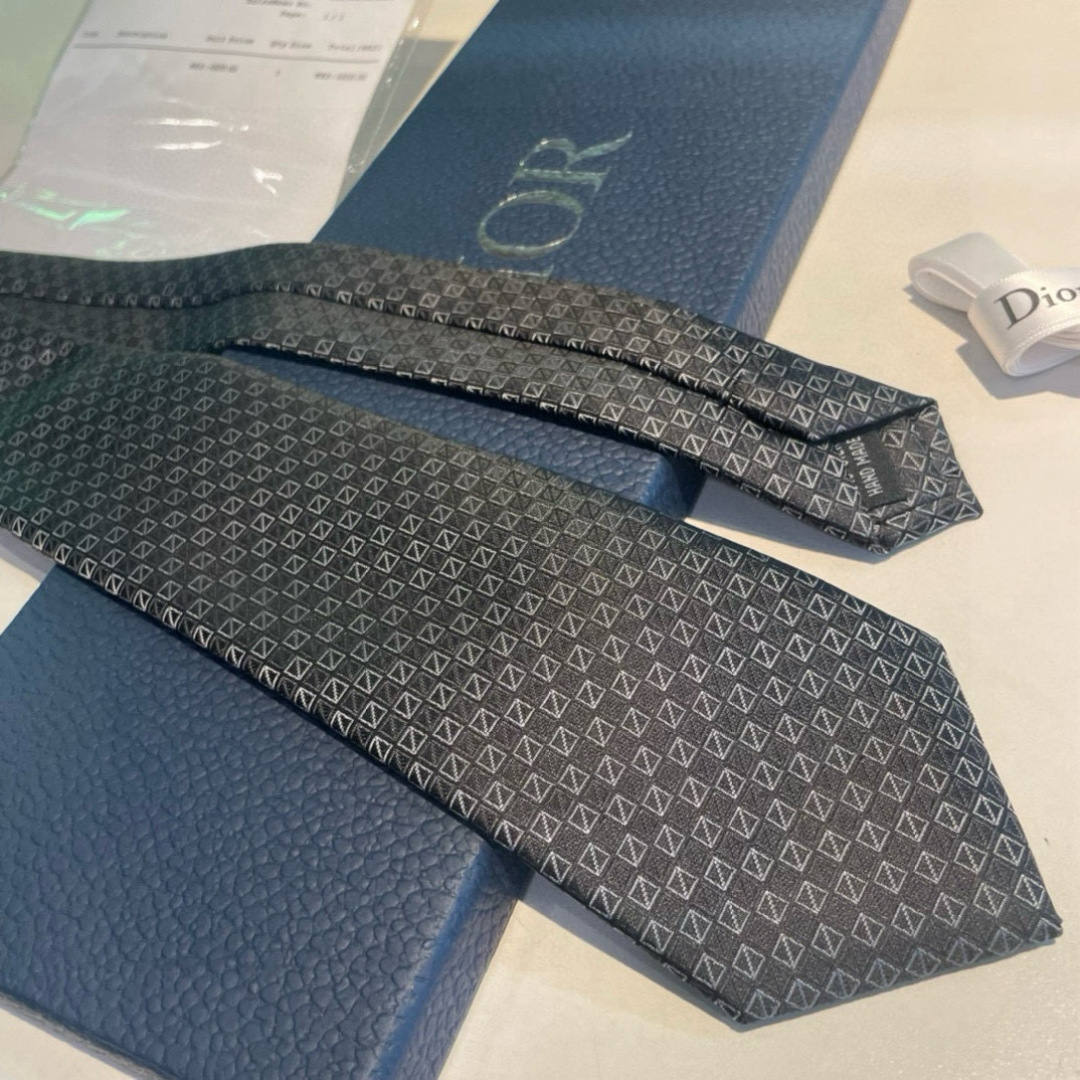 特价 👏👏Dior家新款领带 👔👔Dior男士蚕丝藤格纹领带 稀有😻😻展现精湛手工与时尚优雅理想选择，这