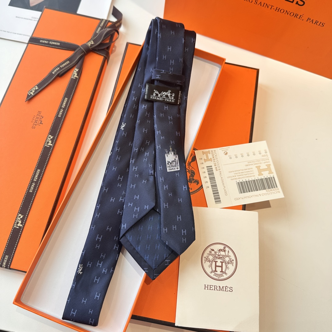 特价特 爱马仕男士新款领带系列👔👔，稀有H家每年都有一千条不同印花的领带面世，从最初的多以几何图案表现骑